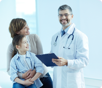 Mãe e filho num consultório médico junto com o doutor e sorrindo